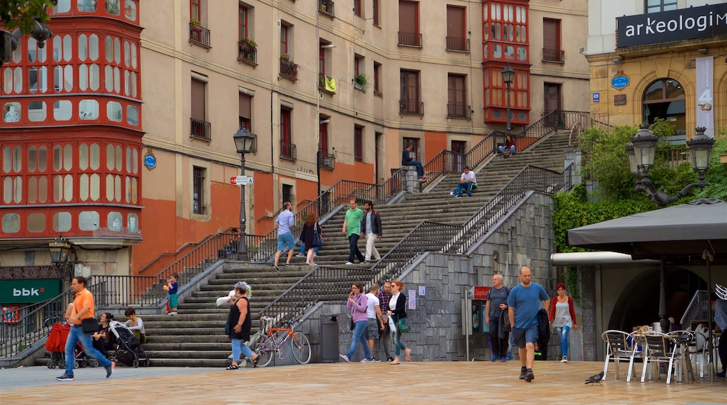 Plaza Miguel de Unamuno mostrando escenas cotidianas y también un grupo pequeño de personas