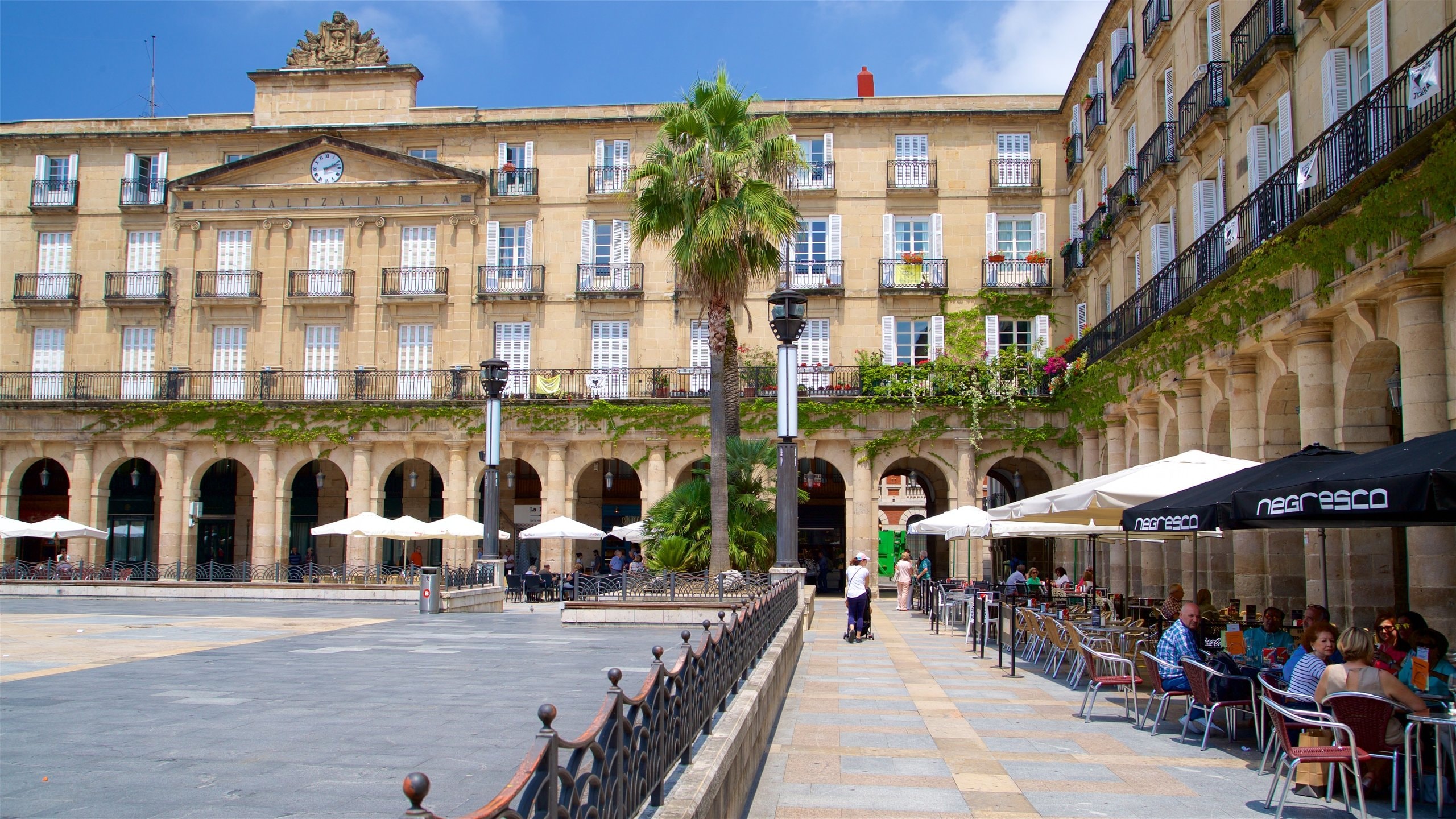 Plaza Nueva showing outdoor eating, a square or plaza and heritage elements