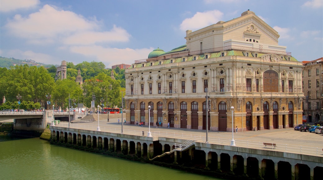Teatro Arriaga ofreciendo un río o arroyo y patrimonio de arquitectura