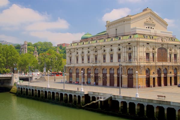Théùtre Arriaga qui includes riviÚre ou ruisseau et patrimoine architectural