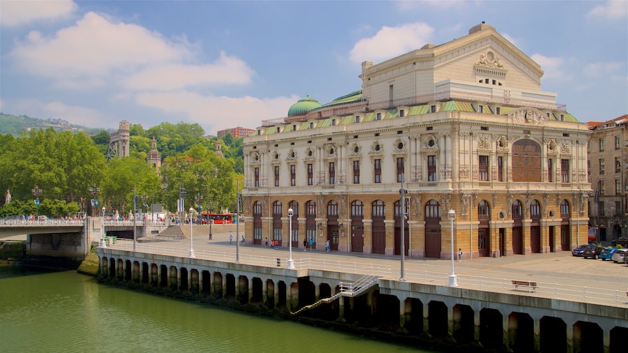 Arriaga-Theater mit einem Fluss oder Bach und historische Architektur