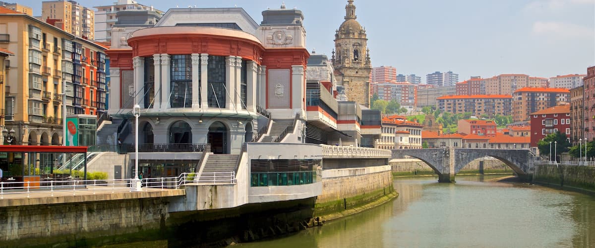 Mercado de la Ribera toont een stad, een rivier of beek en historische architectuur