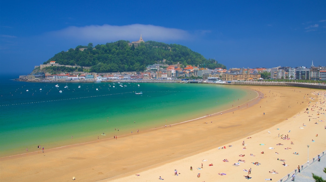 San Sebastian som visar en sandstrand, en kuststad och kustutsikter