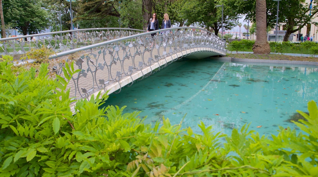 Jardines de Pereda mostrando um rio ou córrego e uma ponte assim como um casal