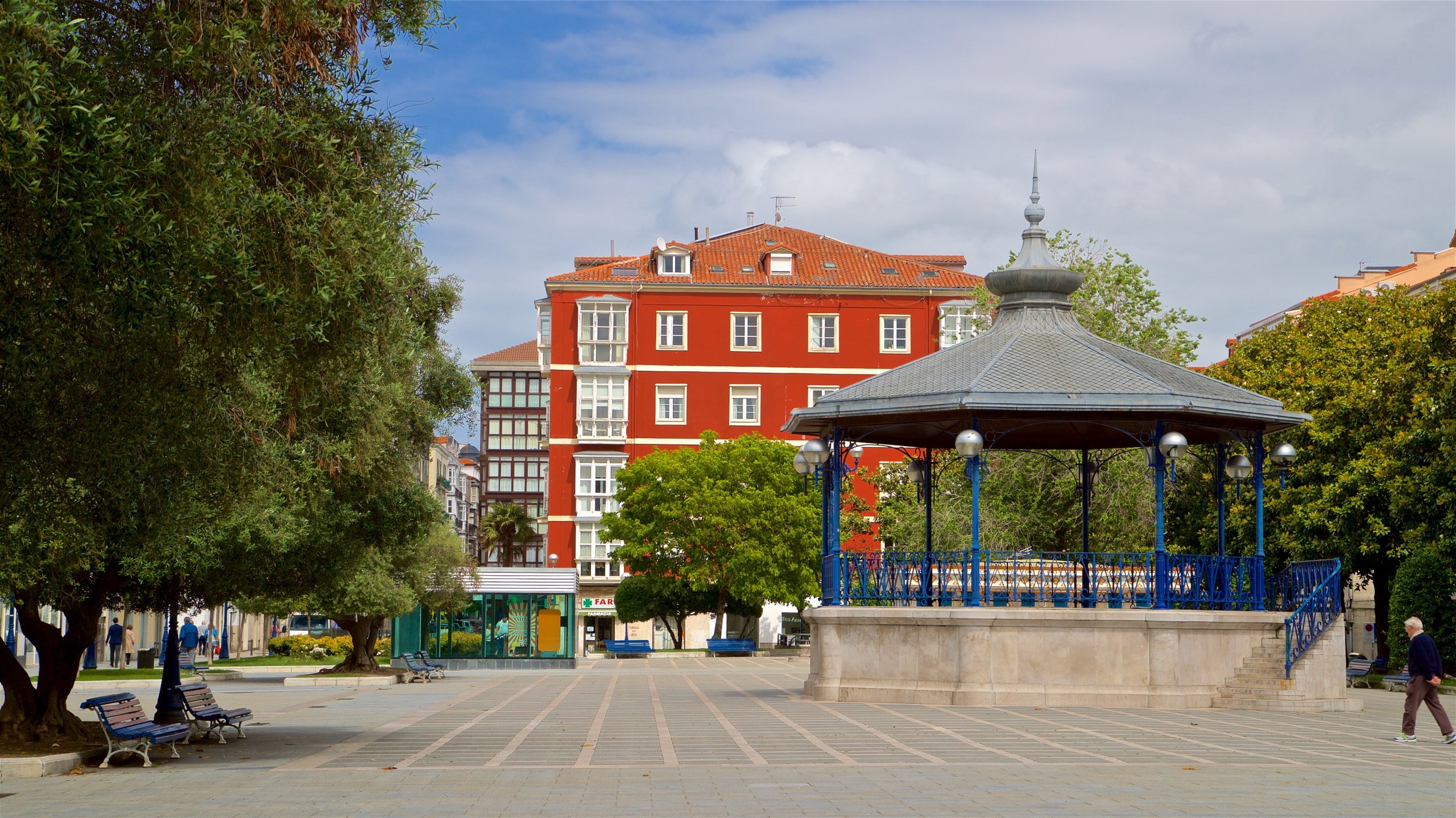 Monumento a Los Raqueros in Santander City Centre - Tours and