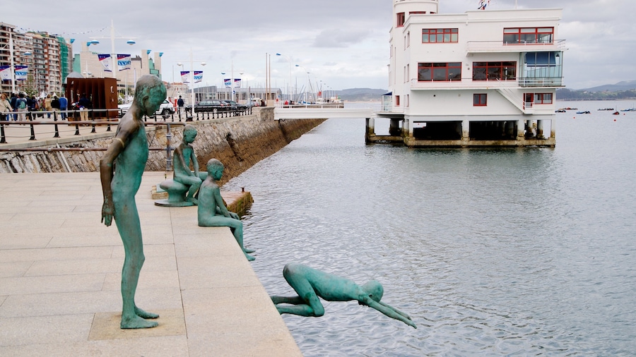 Monumento a Los Raqueros som omfatter en statue eller en skulptur, en flod eller et vandløb og udendørs kunst