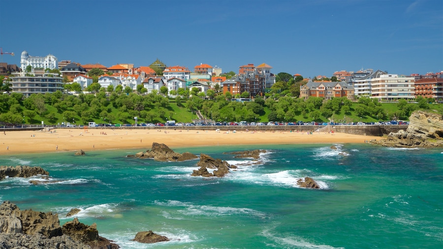 Playa El Sardinero que incluye vistas generales de la costa, una playa de arena y una ciudad costera