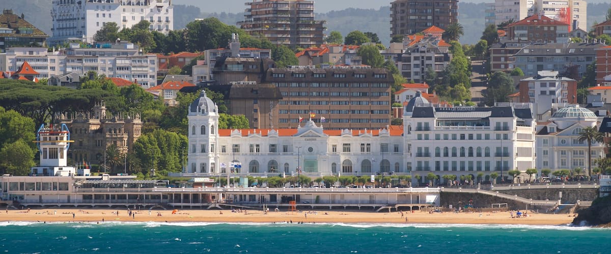 Playa El Sardinero que incluye una ciudad costera, elementos del patrimonio y vistas generales de la costa