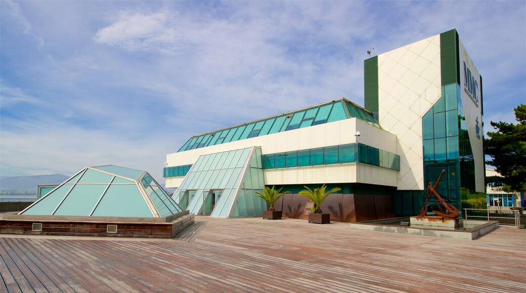 Museo marítimo de Cantabria que incluye arquitectura moderna