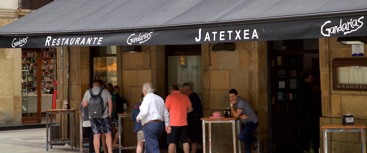 San Sebastián que incluye escenas urbanas y un bar y también un pequeño grupo de personas