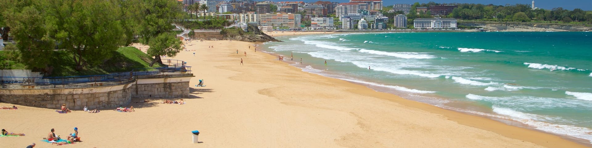Plage El Sardinero mettant en vedette ville cĂŽtiĂšre, plage et vues littorales