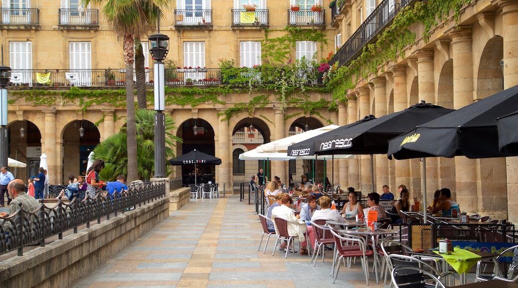 Plaza Nueva ofreciendo comer al aire libre y también un pequeño grupo de personas