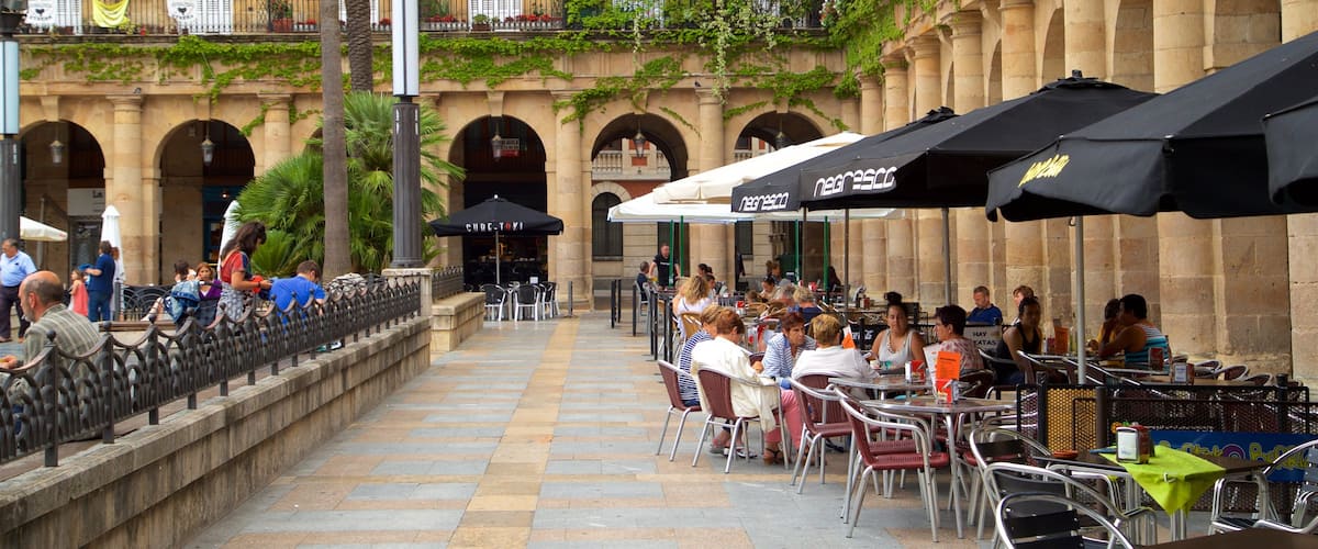 Plaza Nueva mettant en vedette sortie au restaurant aussi bien que petit groupe de personnes