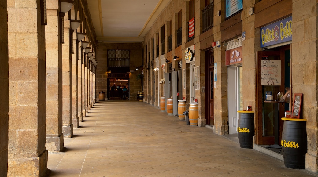 Plaza Nueva showing interior views