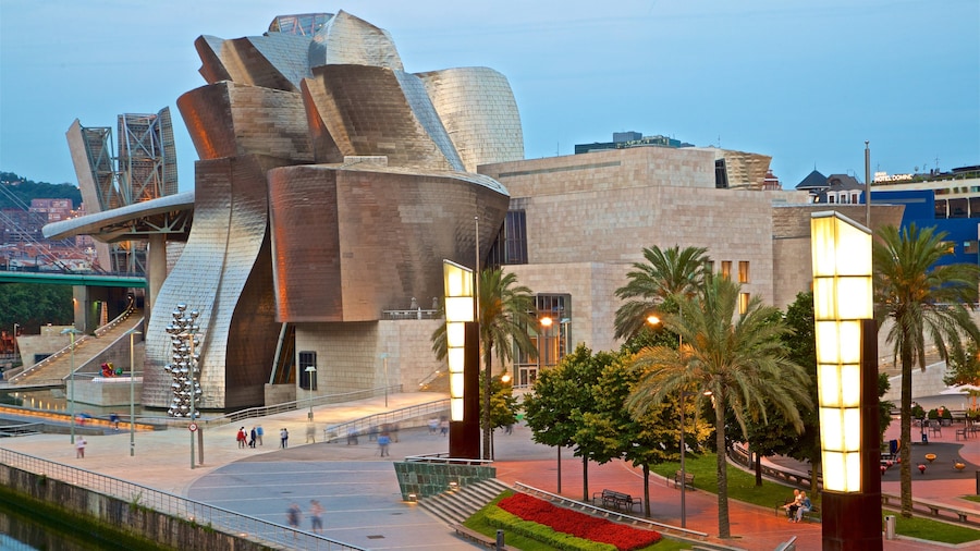 Guggenheim Museum Bilbao showing a city and modern architecture