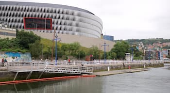 San Mames Stadium som inkluderar modern arkitektur och en å eller flod