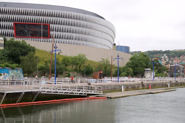 Stade de San Mamés mettant en vedette architecture moderne et riviÚre ou ruisseau