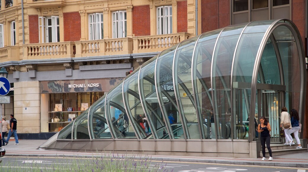 Plaza Moyua welches beinhaltet Stadt