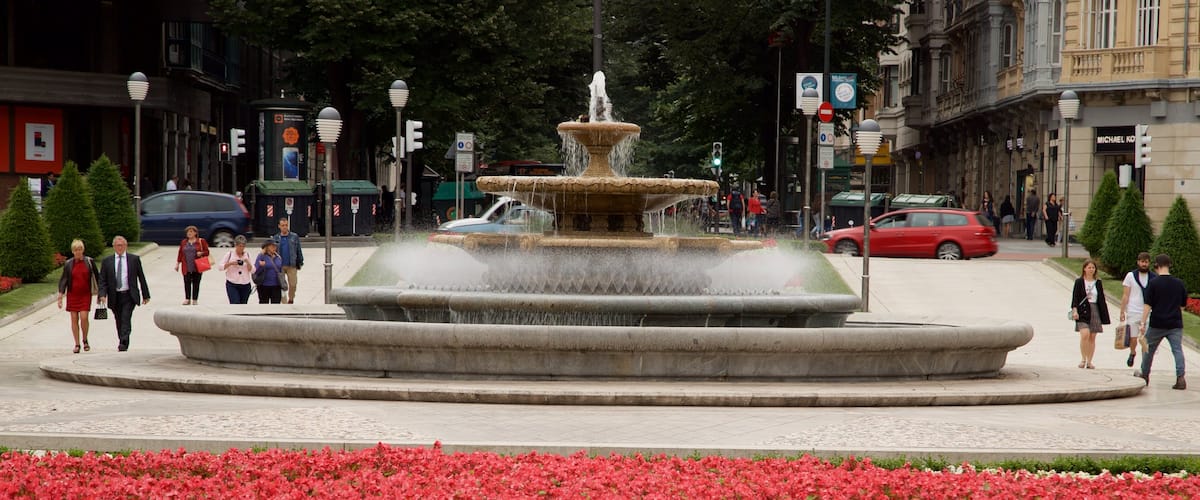 Plaza MoyĂșa mettant en vedette parc, fleurs et fontaine