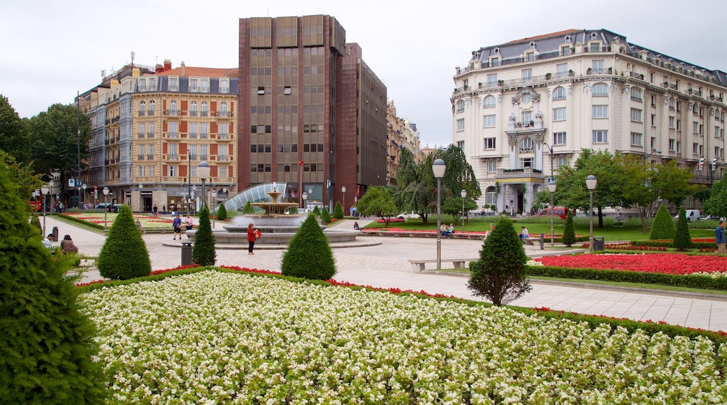 Plaza Moyua featuring heritage architecture, a fountain and a park