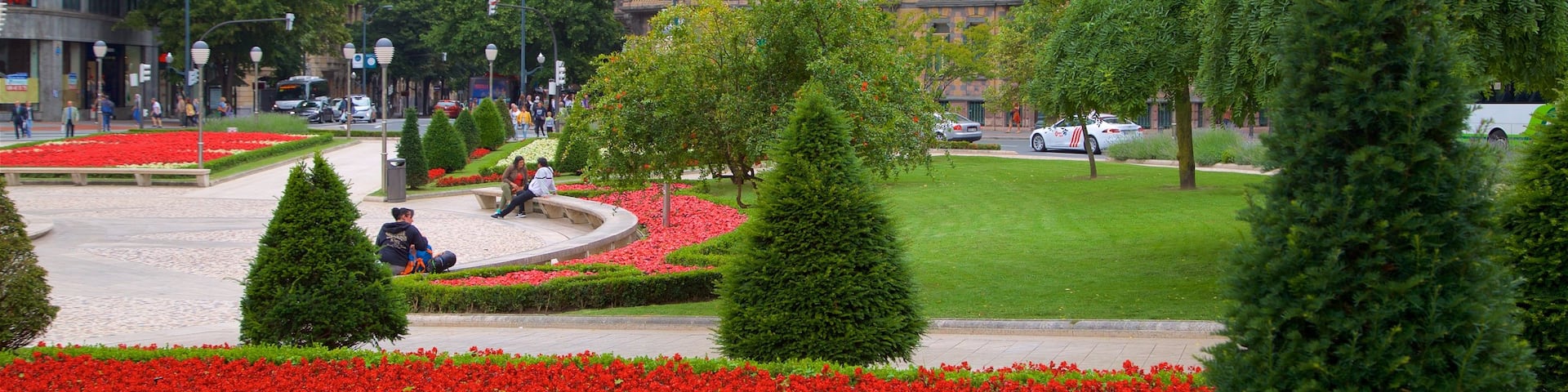 Plaza Moyua showing heritage architecture, flowers and a garden