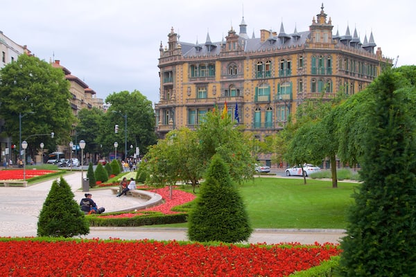Plaza MoyĂșa montrant parc, fleurs et patrimoine architectural