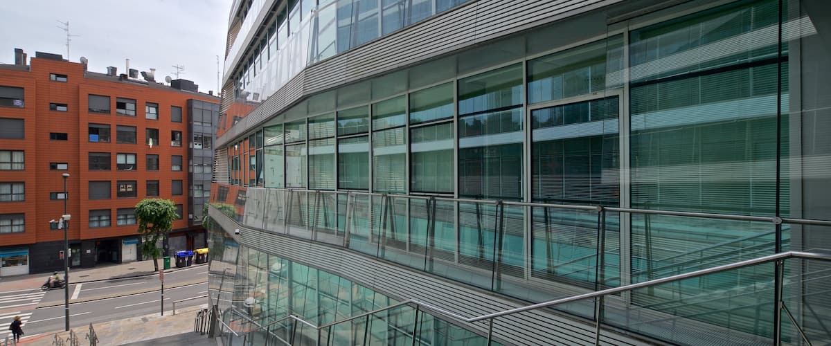 Ayuntamiento de Bilbao que incluye arquitectura moderna