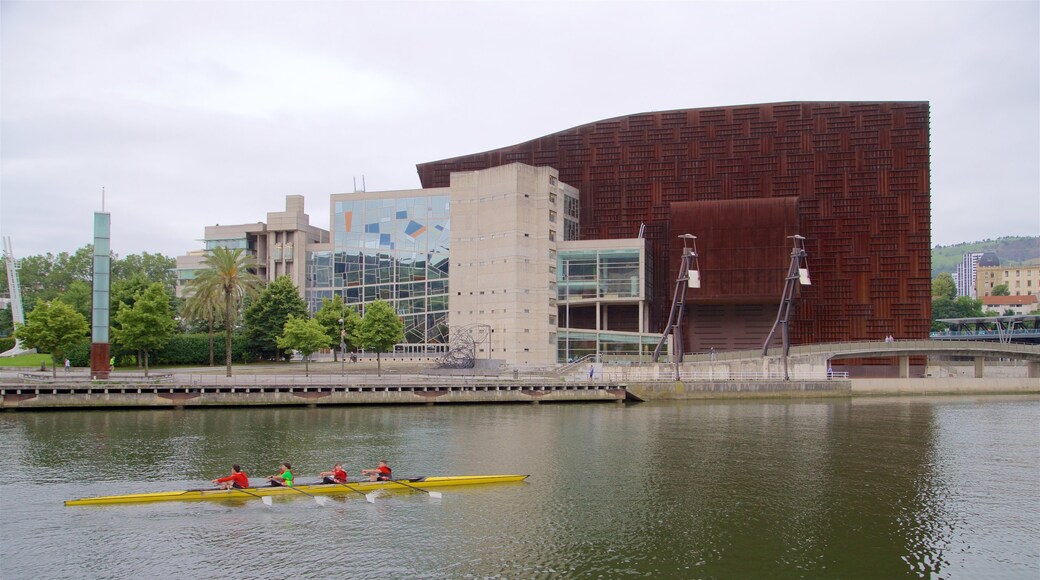 Conferentiecentrum en concertzaal Euskalduna bevat een rivier of beek, kajakken of kanoën en een stad