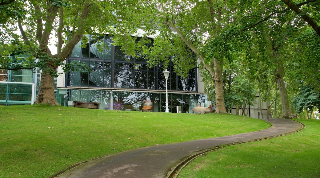 Dona Casilda Iturrizar Park showing a garden