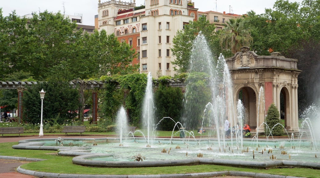 Dona Casilda Iturrizar Park showing a fountain, heritage elements and a park