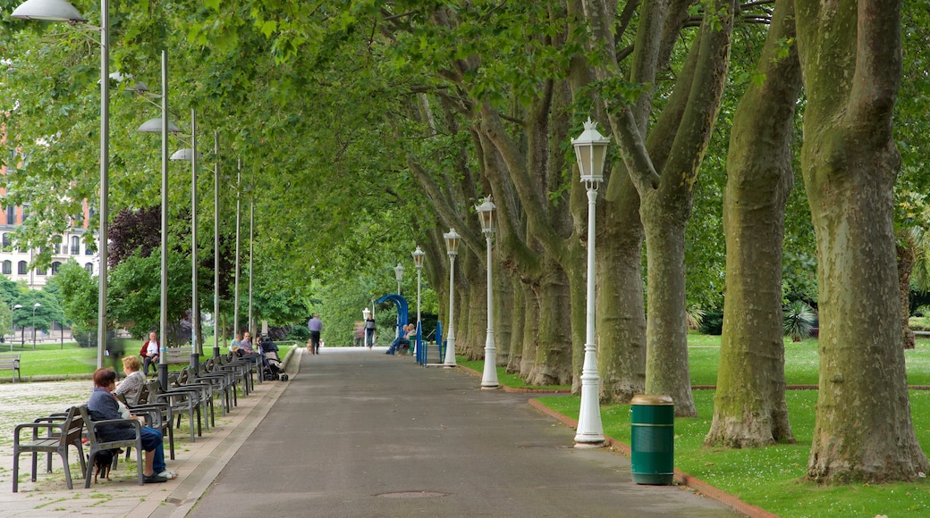 Parque de Doña Casilda de Iturrizar que incluye un parque y también un pequeño grupo de personas