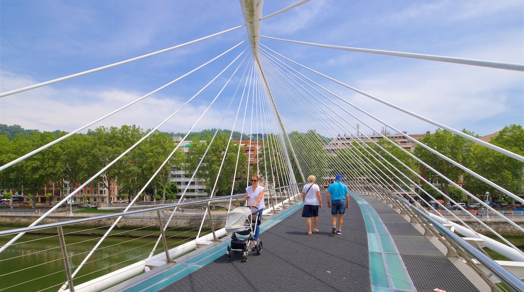 Zubizuri-Brücke mit einem Straßenszenen, Fluss oder Bach und Brücke