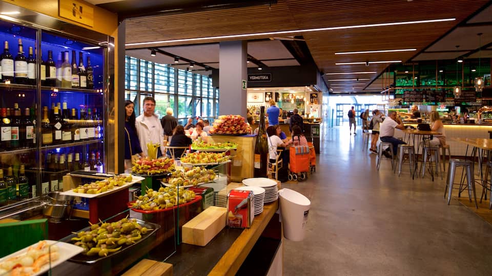 Mercado de la Ribera mostrando vista interna, cibo e bar