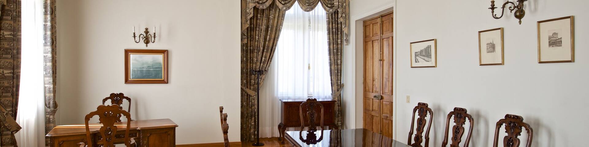 Palacio de la Magdalena showing a house, interior views and heritage elements