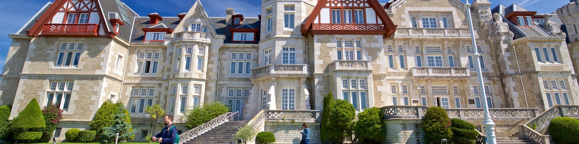 Palacio de la Magdalena featuring a garden, heritage architecture and a house