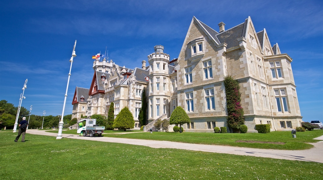 Palacio de la Magdalena featuring puisto, talo ja vanha arkkitehtuuri