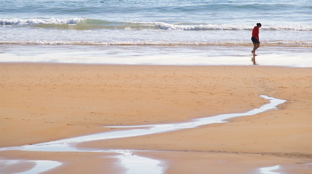 Strand von Camello das einen allgemeine Küstenansicht und Sandstrand sowie einzelne Frau