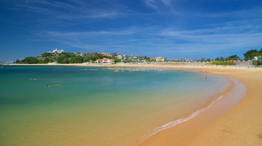 Playa de la Magdalena ofreciendo una ciudad costera, una playa de arena y vistas generales de la costa