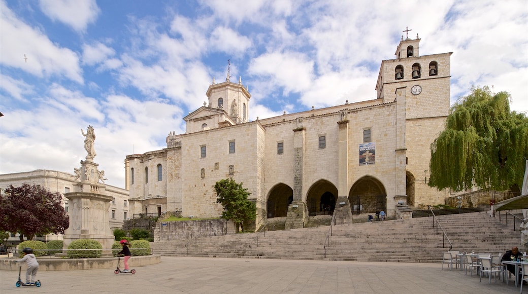 Cattedrale di Santander mostrando piazza, architettura d\'epoca e statua o scultura