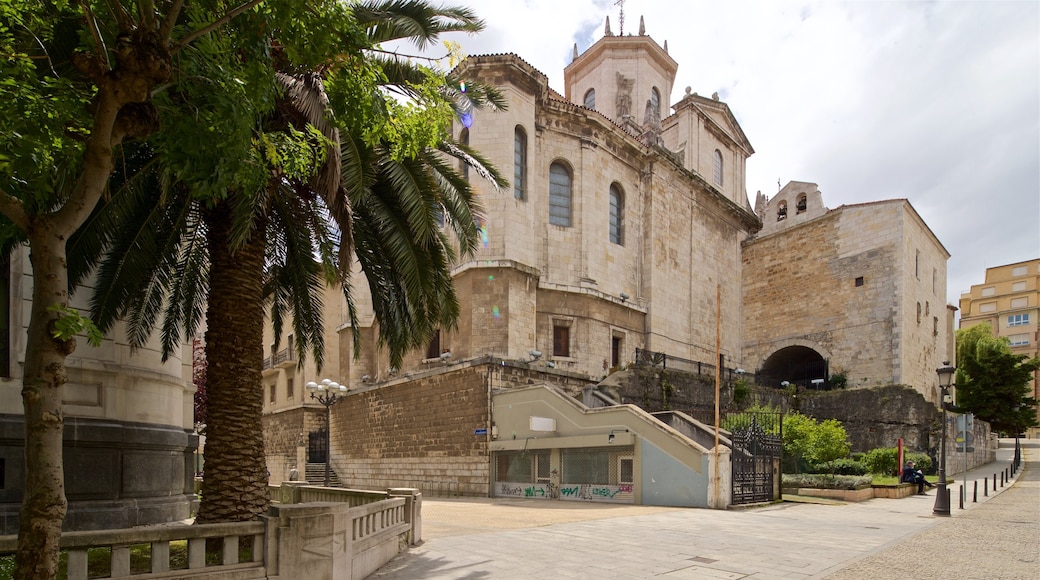 Santander Cathedral featuring heritage architecture