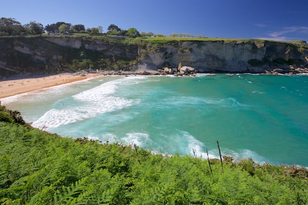 Plage Playa de Mataleñas qui includes plage, cÎte rocheuse et vues littorales
