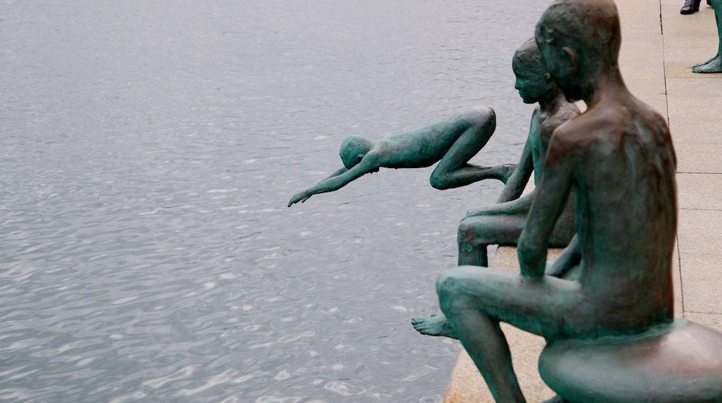 Monumento a Los Raqueros ofreciendo arte al aire libre, una estatua o escultura y una bahía o un puerto