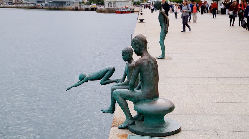 Monumento a Los Raqueros que inclui uma estátua ou escultura, arte ao ar livre e uma baía ou porto