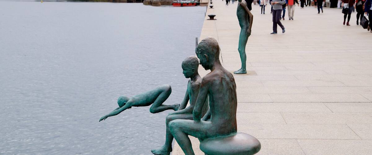 Monumento a Los Raqueros showing outdoor art, a bay or harbour and a statue or sculpture