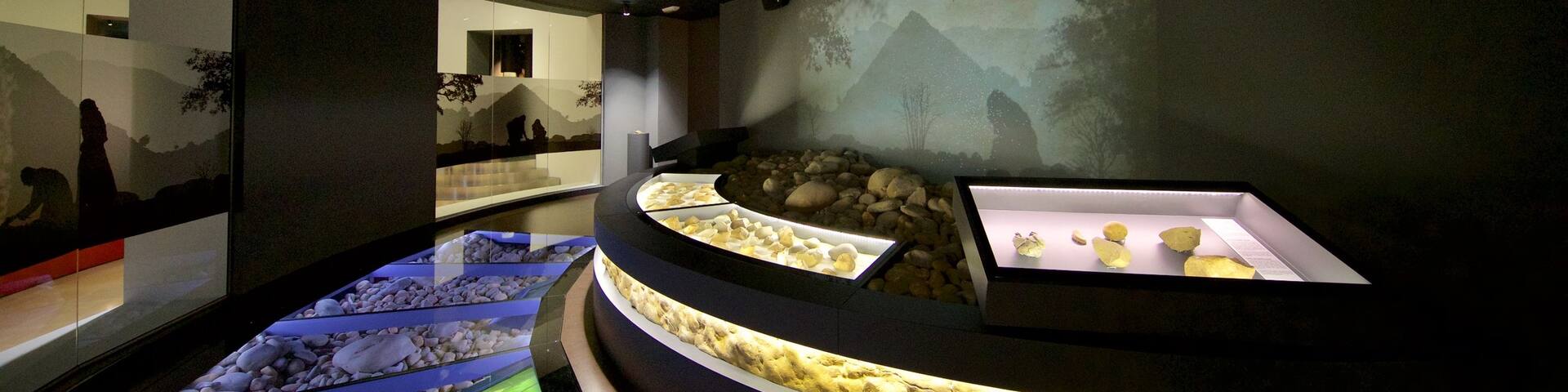 Museo de Prehistoria y Arqueología de Cantabria das einen Innenansichten