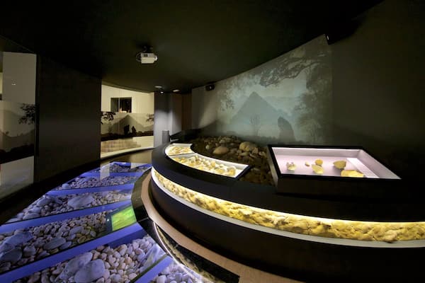 Museo de Prehistoria y Arqueología de Cantabria das einen Innenansichten
