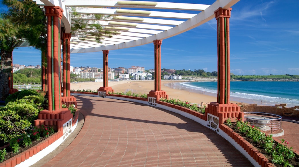 Jardines de Piquio som visar en kuststad, kustutsikter och en strand