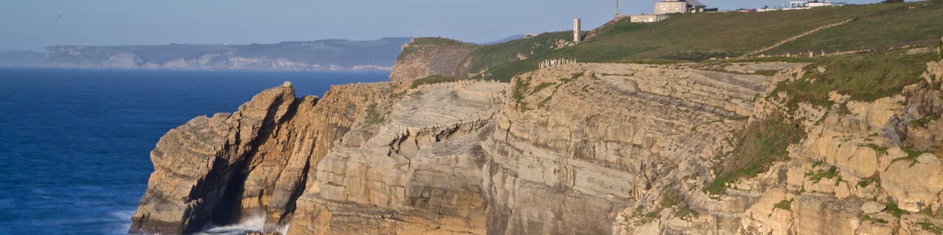 Phare Faro de Cabo Mayor montrant phare, vues littorales et cÎte escarpée