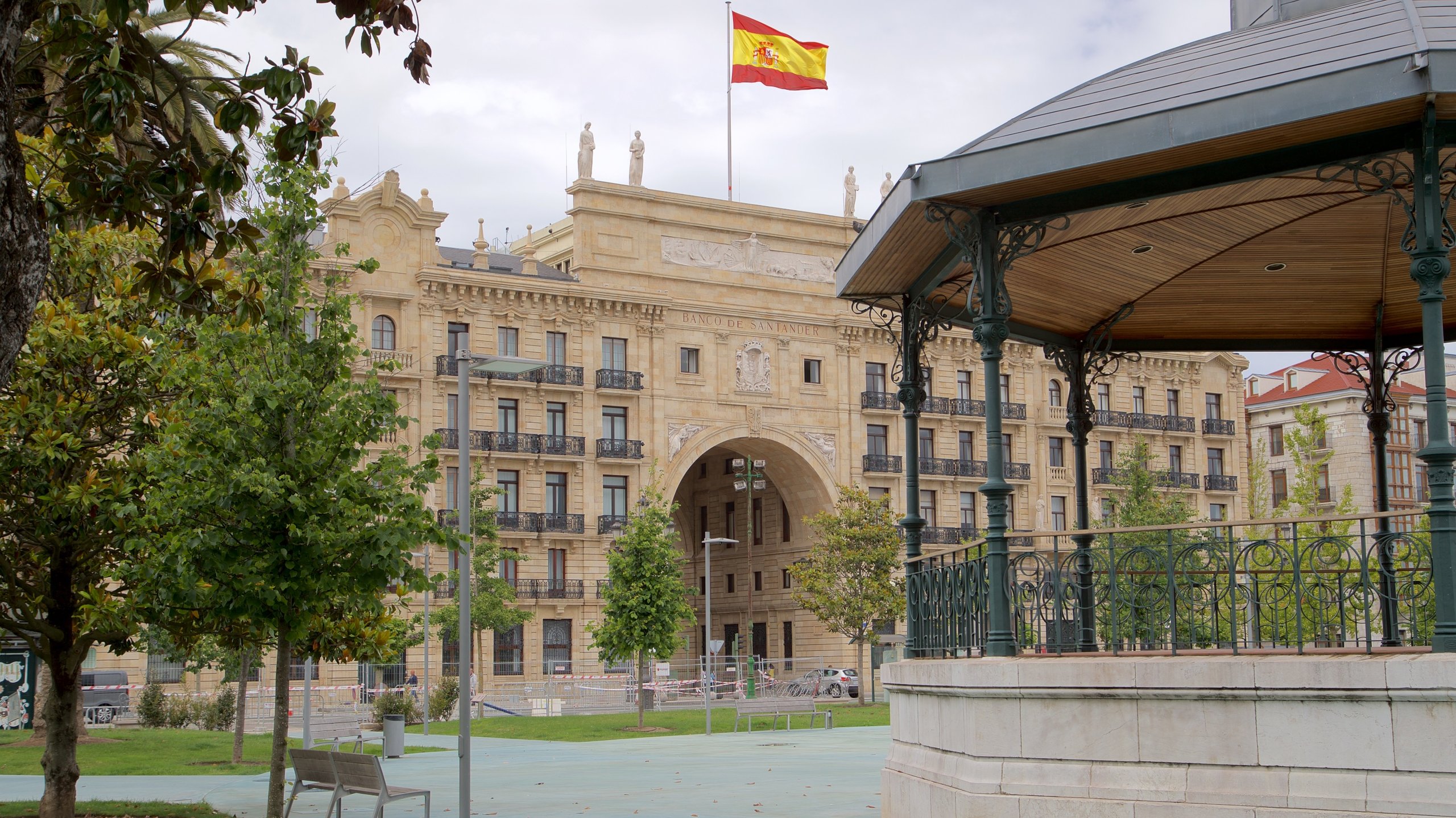 Monumento a Los Raqueros in Santander City Centre - Tours and