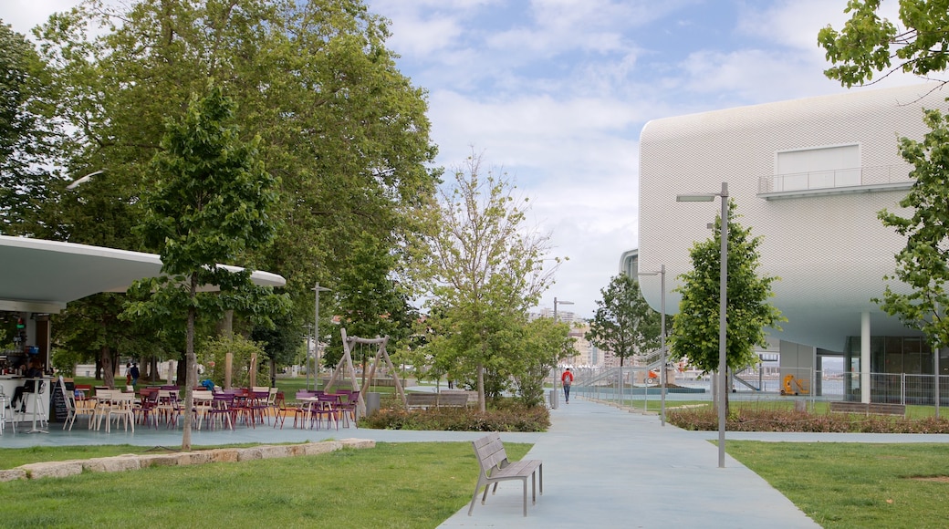 Jardines de Pereda featuring a park